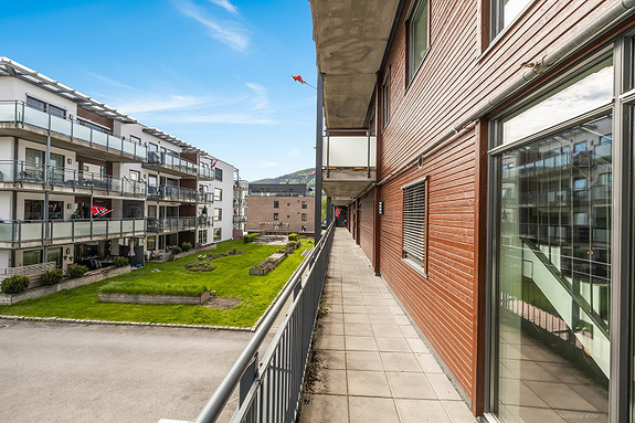 Arealene er pent opparbeidet med store grøntarealer med sittegrupper, lekeplass, plener og beplantning, og er et flott sted å tilbringe tid med familie og venner.