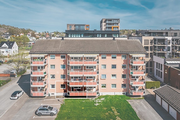 Velkommen til Schanches gt 5, en nyoppusset leilighet i høy 1 etg. Leiligheten ligger i Nybyen, som er akkurat noen få mester å gå, så er du midt i Sentrum!