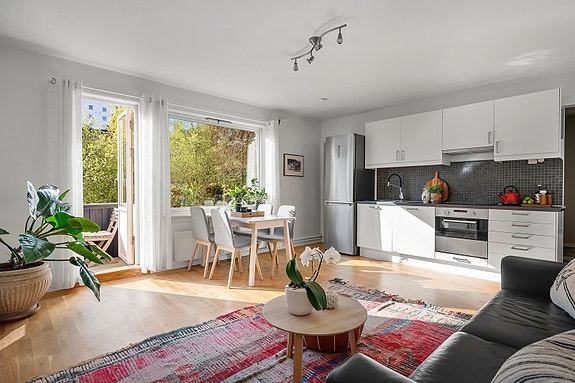 Velkommen til Minister Ditleffs vei 11B - En lys og moderne 1-roms leilighet med arealeffektiv planløsning i byggets toppetasje. Leiligheten ligger i rolige omgivelserer med marka som nærmeste nabo, med kort vei til sentrum