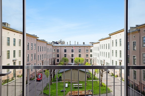 Fra stuen og det ene soverommet er det fint utsyn mot grøntarealer