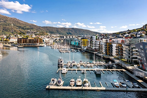 Velkommen til Damsgårdsveien 42 - Strøken og moderne eierleilighet med gjennomgående gode kvaliteter i et boligkompleks fra 2017.
Leiligheten har trappefri adkomst og fast garasjeplass med ladestasjon.