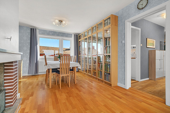 Her er det ei romslig stue med plass til spisegruppe
