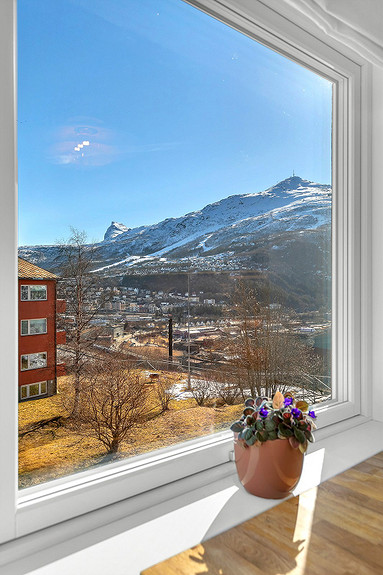 Utsikt fra kjøkkenet mot byen og Fagernesfjellet