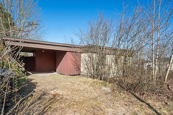 Gårdsplass og carport