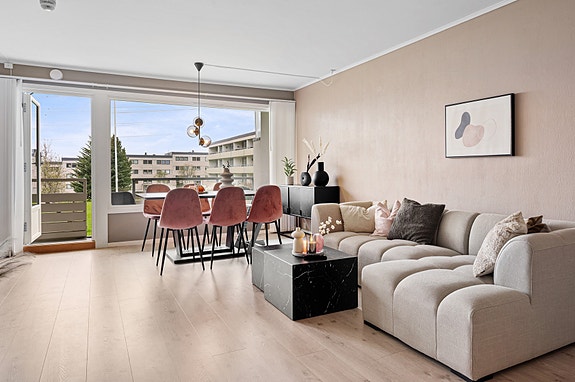 Leiligheten har en lys og luftig stue på 27,2 kvadratmeter.