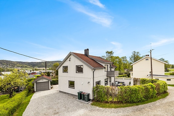 Velkommen til Ringeriksveien 55 - meget pen og delikat oppusset hel 2- mannsbolig med garasje og hyggelig hagetomt