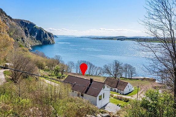 EiendomsMegler 1 v/Jorunn Riise presenterer Asmarvikveien 219 - Sjelden eiendom, skjermet for nordavind med landling og sjønær beliggenhet.