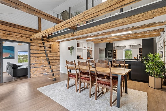 Velkommen til Kurudvegen 218! Stor eiendom bestående av en eldre bolig med påbygde og moderniserte elementer, samt studio/hobbyverksted og garasje.