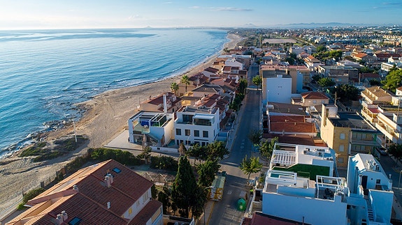 SOLGT! Nyoppført rekkehus - 3 soverom, takterrasse og basseng, kun 100 meter fra stranden - Nøkkelferdig!