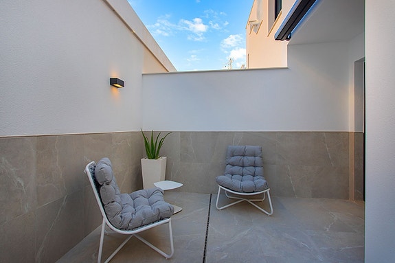 SOLGT! Nyoppført rekkehus - 3 soverom, takterrasse og basseng, kun 100 meter fra stranden - Nøkkelferdig!