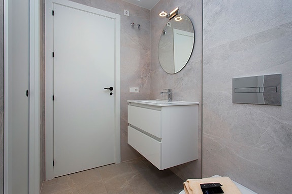 SOLGT! Nyoppført rekkehus - 3 soverom, takterrasse og basseng, kun 100 meter fra stranden - Nøkkelferdig!