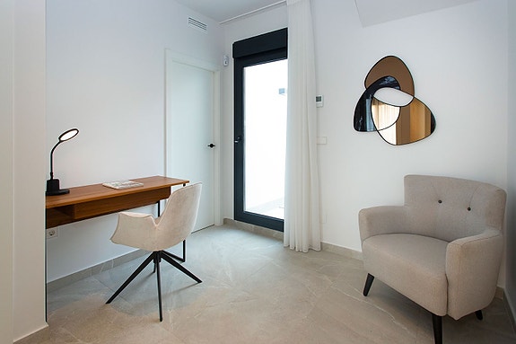 SOLGT! Nyoppført rekkehus - 3 soverom, takterrasse og basseng, kun 100 meter fra stranden - Nøkkelferdig!