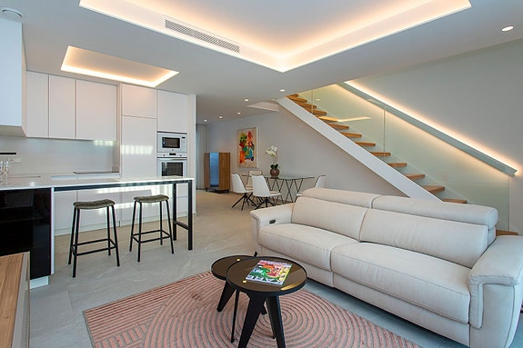 SOLGT! Nyoppført rekkehus - 3 soverom, takterrasse og basseng, kun 100 meter fra stranden - Nøkkelferdig!