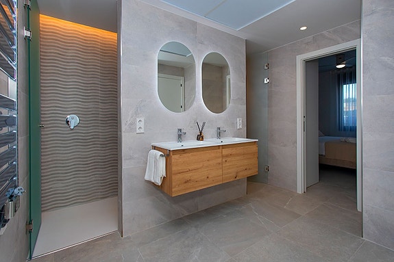 SOLGT! Nyoppført rekkehus - 3 soverom, takterrasse og basseng, kun 100 meter fra stranden - Nøkkelferdig!