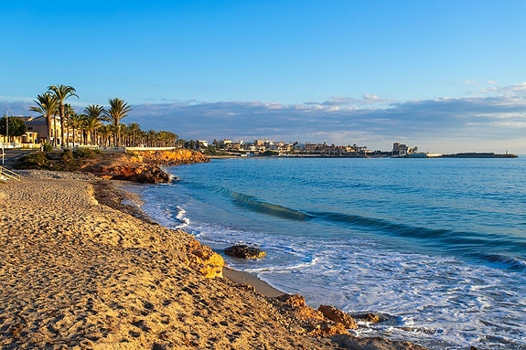 SOLGT! Nyoppført rekkehus - 3 soverom, takterrasse og basseng, kun 100 meter fra stranden - Nøkkelferdig!