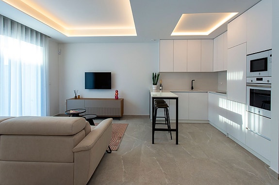 SOLGT! Nyoppført rekkehus - 3 soverom, takterrasse og basseng, kun 100 meter fra stranden - Nøkkelferdig!