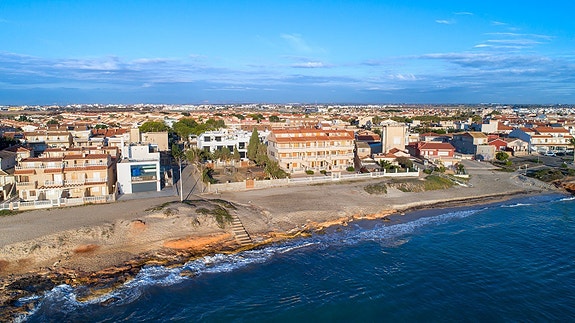 SOLGT! Nyoppført rekkehus - 3 soverom, takterrasse og basseng, kun 100 meter fra stranden - Nøkkelferdig!