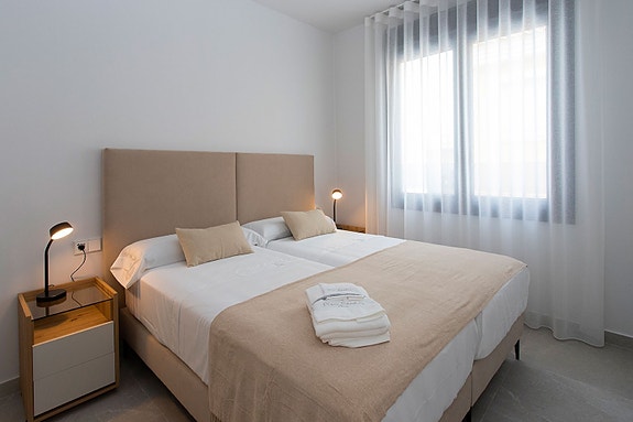 SOLGT! Nyoppført rekkehus - 3 soverom, takterrasse og basseng, kun 100 meter fra stranden - Nøkkelferdig!