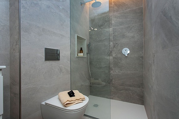 SOLGT! Nyoppført rekkehus - 3 soverom, takterrasse og basseng, kun 100 meter fra stranden - Nøkkelferdig!