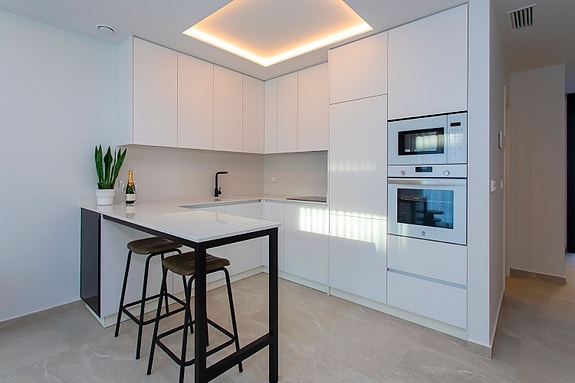 SOLGT! Nyoppført rekkehus - 3 soverom, takterrasse og basseng, kun 100 meter fra stranden - Nøkkelferdig!