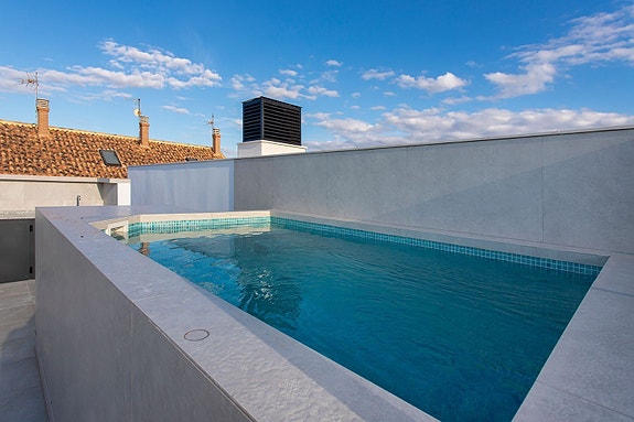 SOLGT! Nyoppført rekkehus - 3 soverom, takterrasse og basseng, kun 100 meter fra stranden - Nøkkelferdig!