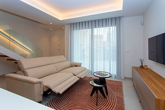 SOLGT! Nyoppført rekkehus - 3 soverom, takterrasse og basseng, kun 100 meter fra stranden - Nøkkelferdig!