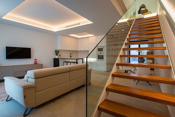 SOLGT! Nyoppført rekkehus - 3 soverom, takterrasse og basseng, kun 100 meter fra stranden - Nøkkelferdig!