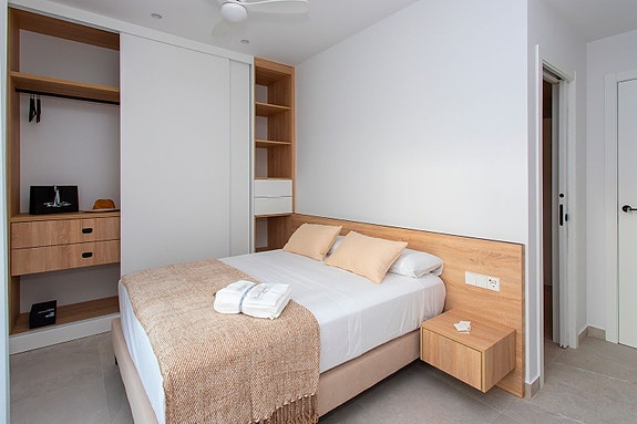 SOLGT! Nyoppført rekkehus - 3 soverom, takterrasse og basseng, kun 100 meter fra stranden - Nøkkelferdig!