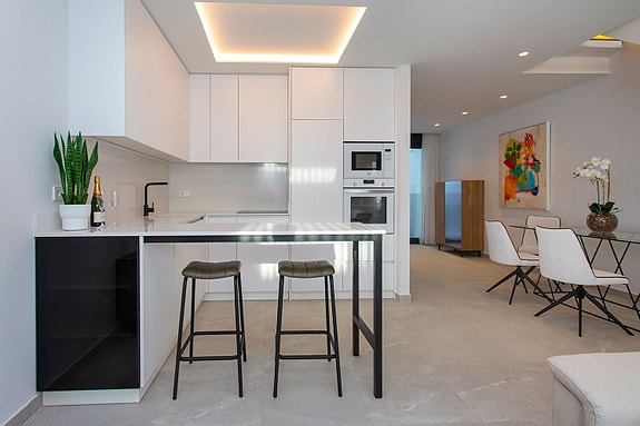 SOLGT! Nyoppført rekkehus - 3 soverom, takterrasse og basseng, kun 100 meter fra stranden - Nøkkelferdig!