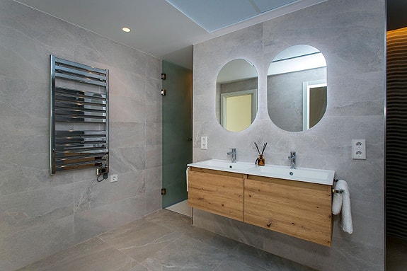 SOLGT! Nyoppført rekkehus - 3 soverom, takterrasse og basseng, kun 100 meter fra stranden - Nøkkelferdig!