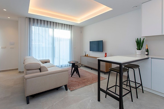 SOLGT! Nyoppført rekkehus - 3 soverom, takterrasse og basseng, kun 100 meter fra stranden - Nøkkelferdig!