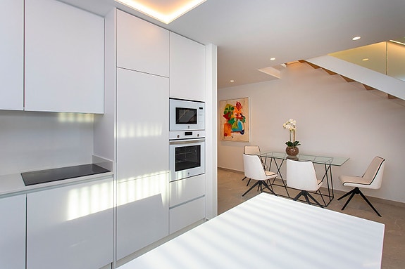 SOLGT! Nyoppført rekkehus - 3 soverom, takterrasse og basseng, kun 100 meter fra stranden - Nøkkelferdig!