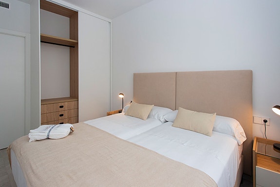 SOLGT! Nyoppført rekkehus - 3 soverom, takterrasse og basseng, kun 100 meter fra stranden - Nøkkelferdig!