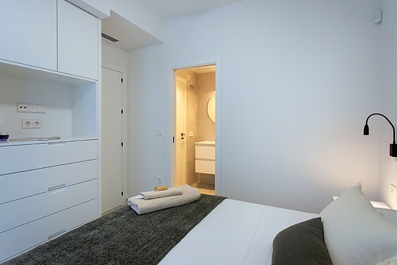 SOLGT! Nyoppført rekkehus - 3 soverom, takterrasse og basseng, kun 100 meter fra stranden - Nøkkelferdig!