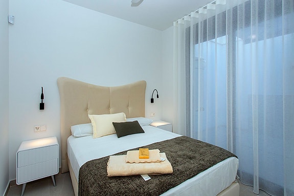 SOLGT! Nyoppført rekkehus - 3 soverom, takterrasse og basseng, kun 100 meter fra stranden - Nøkkelferdig!