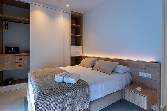 SOLGT! Nyoppført rekkehus - 3 soverom, takterrasse og basseng, kun 100 meter fra stranden - Nøkkelferdig!