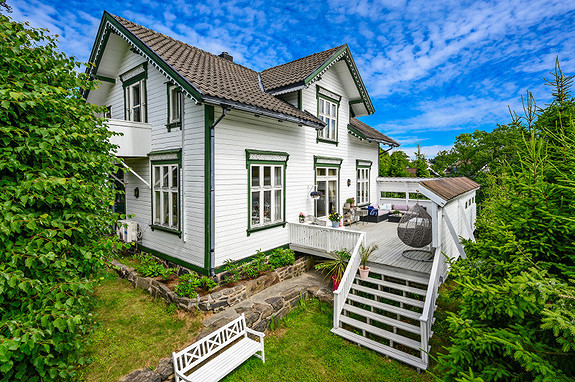 Velkommen til klassisk sentrumsnær villa med vakre detaljer og romslig, usjenert og solrik tomt
