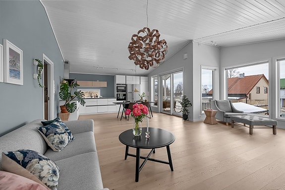 Storhaug + Partnere AS har gleden av å presentere flotte Grøtsundvegen 13, en meget sentralt beliggende bolig i hjertet av Tromsdalen