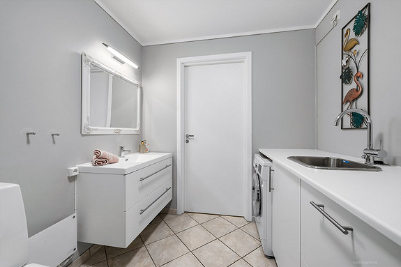 Moderne baderomsinnredning og opplegg for vaskemaskin, romslig bad.