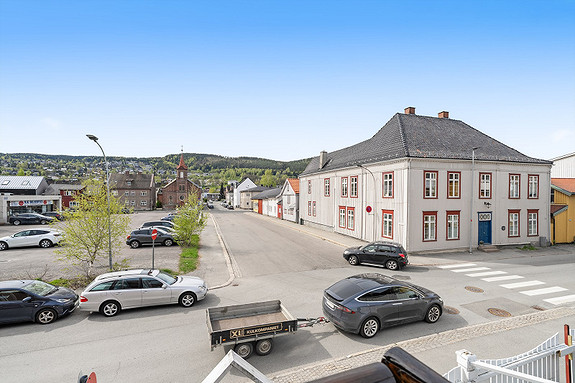 Det er umiddelbar nærhet til handlesenter, dagligvare, buss, barnehage, barneskole og idrettsanlegg