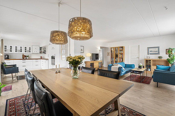 Moderne åpen løsning med spisestue, kjøkken og stue.