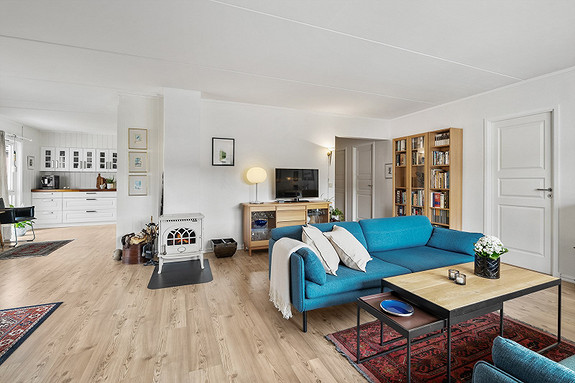 Lys og moderne stue med god plass til møblering.