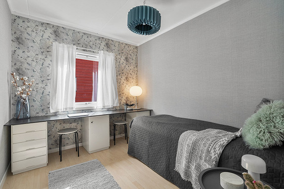Soverom 2 med god plass til enkelttseng og arbeidsområde.