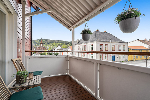 Romslig balkong med god plass for utemøbler.