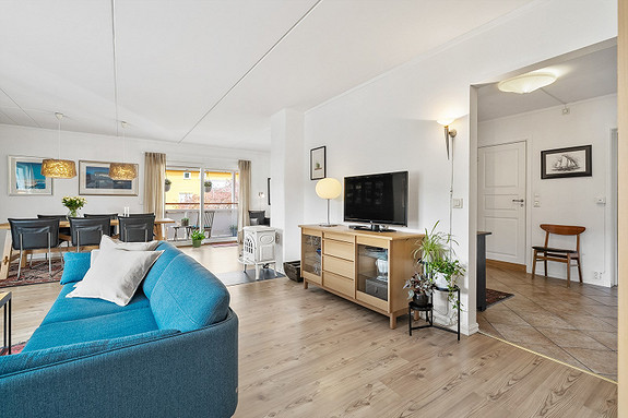 Romslig stue med god plass til møblering