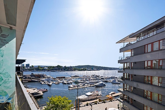 Fra balkongen har man nydelig utsikt mot båthavnen og Akershus Festning.