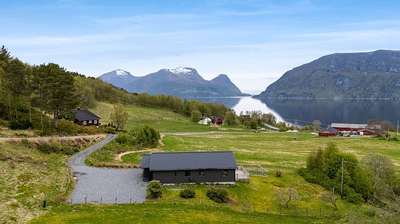 Pen og velholdt enebolig på ett plan i naturskjønne omgivelser i Valsøyfjorden i Heim Kommune.