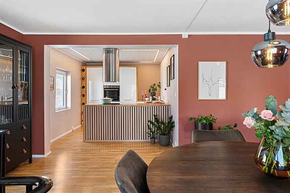 Avaldsnesgata 43 er en flott og oppgradert del av en tomannsbolig, og går over to plan.
Boligen har gjennomgående god standard, så her kan du flytte rett inn.