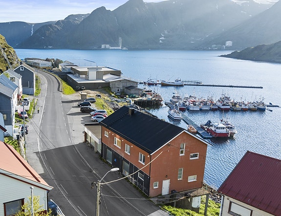 Velkommen til Nordkappveien 4 - Romslig kombi eiendom med næring og bolig