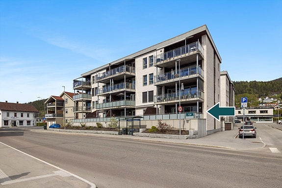 Eiendomsmegler Christine Sjødal presenterer Skoleveien 4. Fin endelelighet i høy 1.etasje. Enkel adkomst. Garasjeplass.